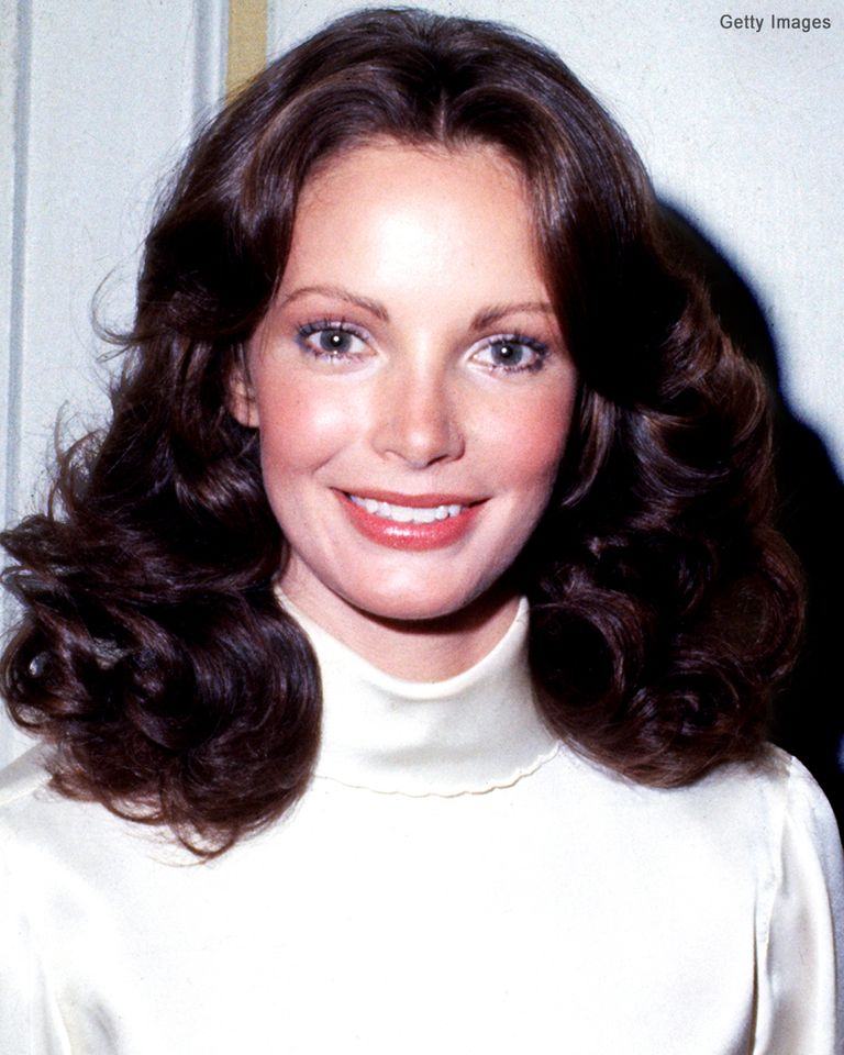 ‘CHARLIE’S ANGELS’ STAR JACLYN SMITH POSES WITH GRANDDAUGHTER NAMED AFTER HER – THEIR RESEMBLANCE AMAZES FANS