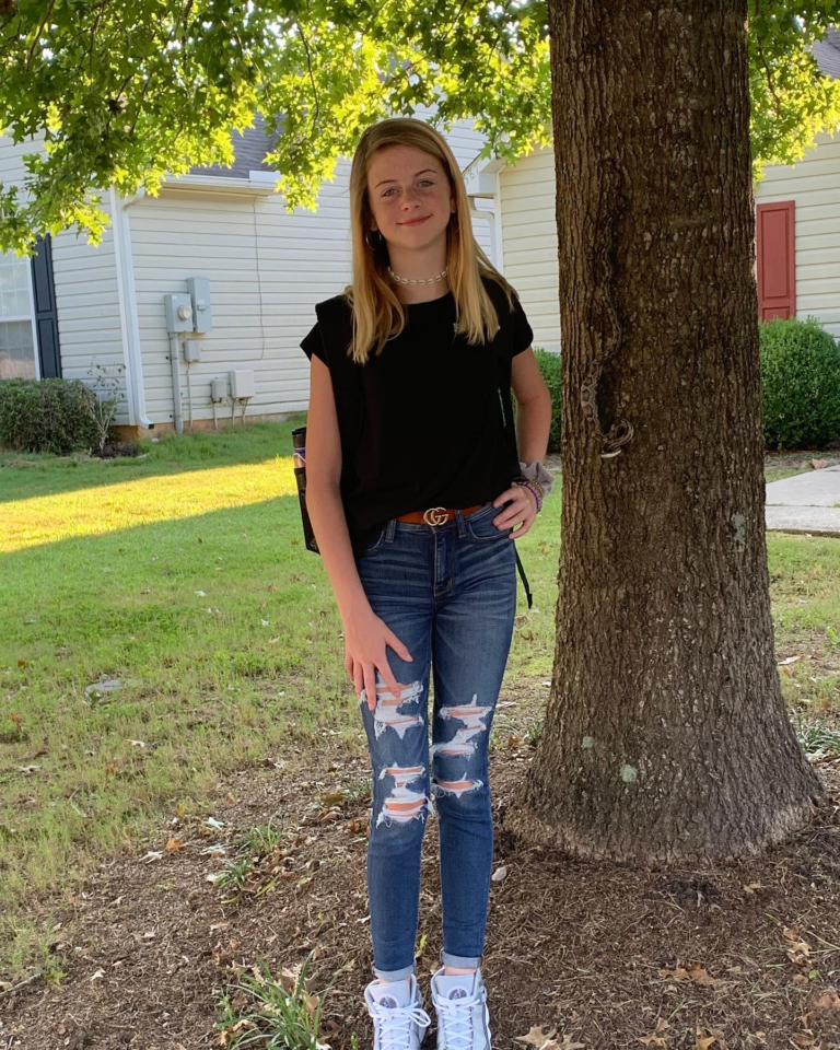 Middle schooler has her back-to-school picture photobombed by an unexpected guest