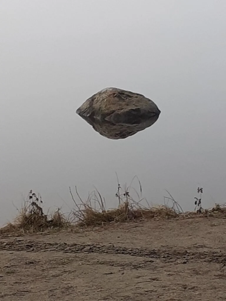 Deconstructing the Illusion: The Truth Behind the ‘Rock Floating in Air’ Image That Went Viral on Twitter