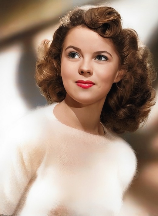 “Radiant at Every Age: Shirley Temple’s Timeless Beauty”