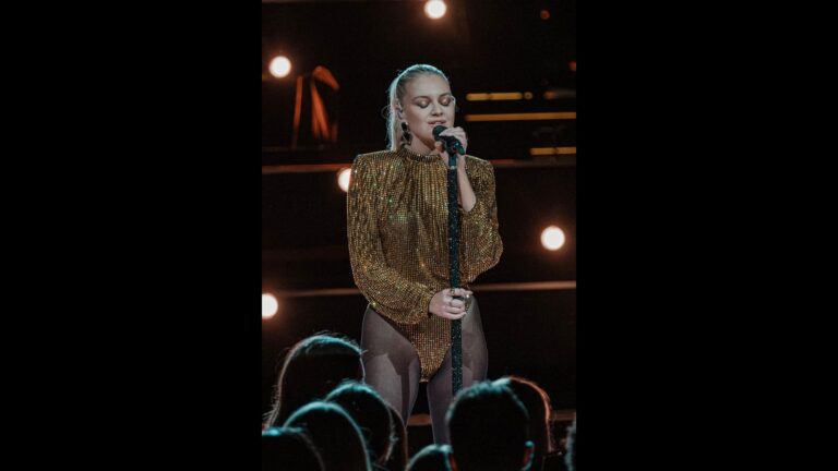 Country music star Kelsea Ballerini, 30, shocks fans with “no pants” look at CMT Awards