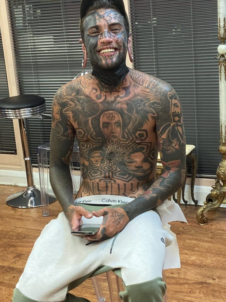 Dad whose body is completely covered in tattoos undergoes transformation for the sake of his young daughter