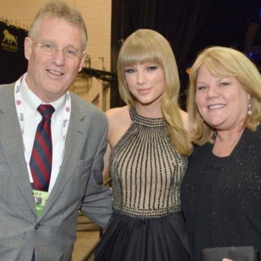 Taylor Swift is crying as she sees her parents get back together after being divorced for almost 14 years and plan to get married again.