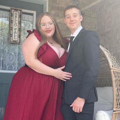 Man mocked for being with 252 lb woman, has the perfect response to shut haters up
