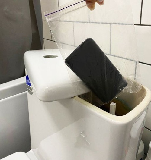 I Accidentally Found My Husband’s Secret Phone in the Toilet Tank. What I Read There Made My Blood Freeze