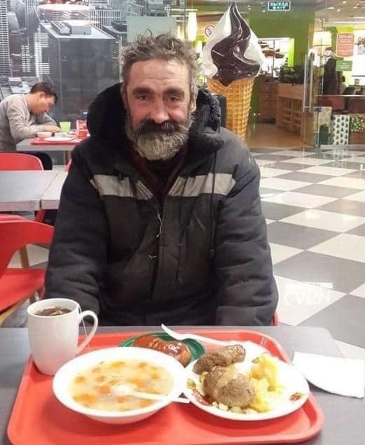 A Waitress Kindly Served A Homeless Man: The Girl Had No Idea What A Surprise Awaited Her!