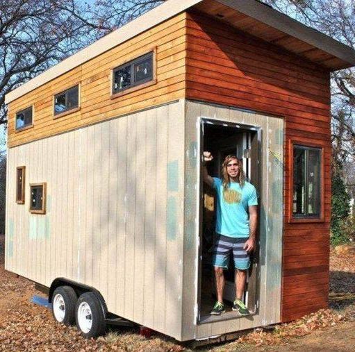 A student builds a 14-square-meter house to get rid of debts, but when he sees it from the inside, he is speechless