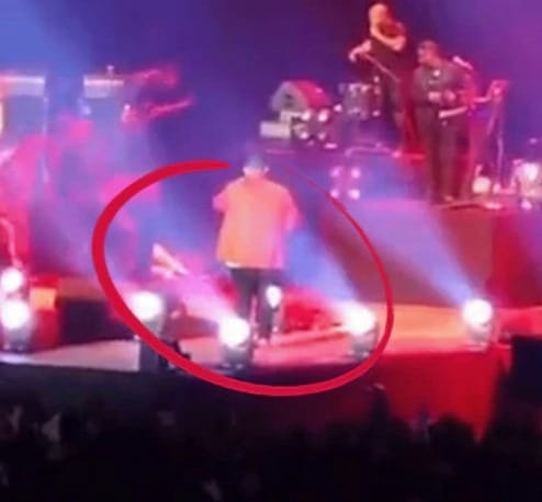 Singer electrocuted to death at concert after he got wet from hugging fan. The video is hard to watch