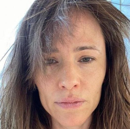 Natural Beauty Stuns: Jennifer Garner, 51, Sparks Controversy with Makeup-Free Run