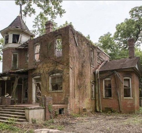 Discovering the Hidden Beauty of an Abandoned House