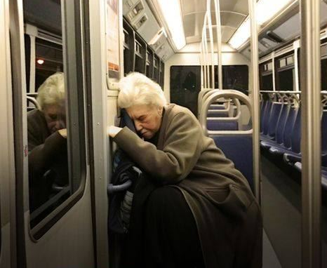 Little Girl Misses Her Last Bus to Help an Elderly Woman, and the Next Day Her Mother Finds a Letter by the Door— Story of the Day