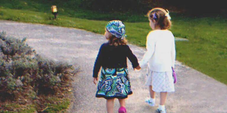 Girls Visit Dad’s Gra.ve to ‘Show’ Their New Dresses