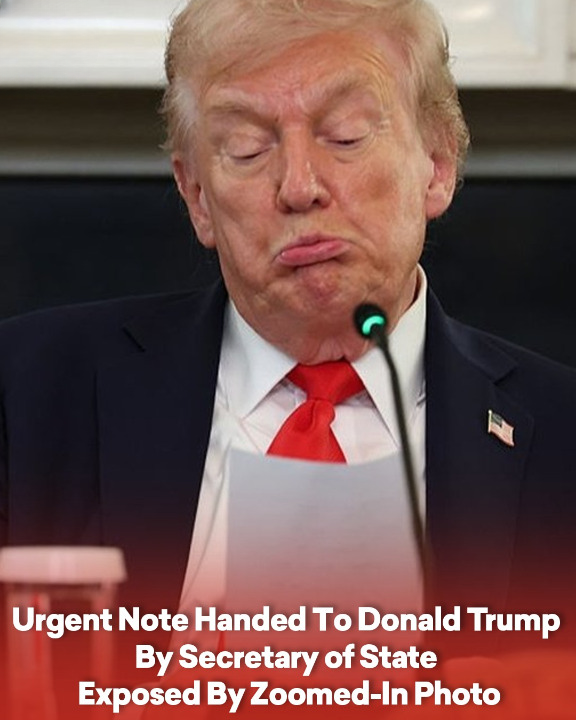 Urgent Note Handed To Donald Trump By Secretary of State Exposed By Zoomed-In Photo